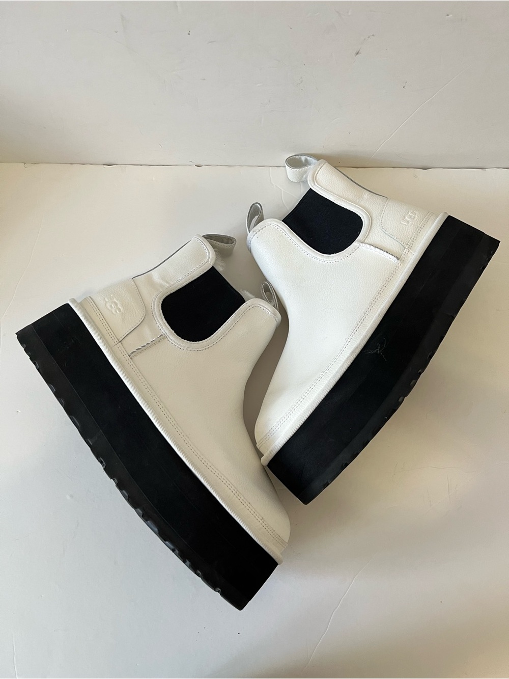 UGG Neumel Women’s White pebbled Platform Chelsea Boots Size 9 - Picture 7 of 13